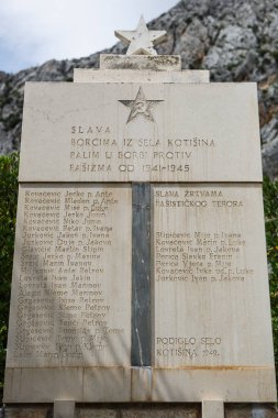 MAKARSKA, CROATIA-5 HAZİRAN 2017: Makarska Riviera 'daki faşizmin kurbanları olan Kotisina kasabasının düşmüş Hırvat vatandaşlarına adanmış 2. Dünya Savaşı tarihi anıtı