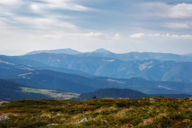 Sonbaharın güzel dağ manzarası. Kayalık Karpat Dağları üzerinde bulutlu mavi gökyüzü