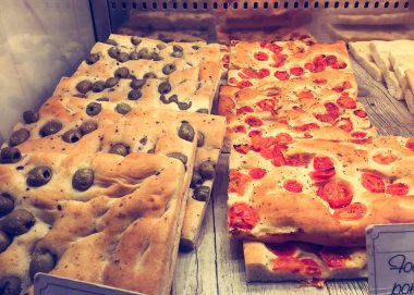 Kahve molası için lezzetli İtalyan fırın ürünleri. Atıştırmalık restoranda lezzetli taze pişmiş turta satın alın. Siyah zeytin ve kırmızı kurutulmuş domates ile Pies