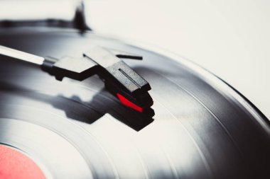 Vintage turntable iğnesi, müzikli eski analog plakları çalar. Retro tabloları hipster için çalar. Hifh ses ekipmanları yakın plan.