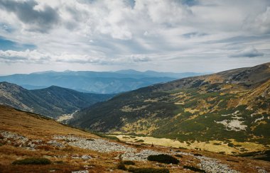 İyi sonbahar günü bulutlu mavi gökyüzü altında güzel yeşil vadi Karpat Dağları'nda. Aktif Turizm için hedef, seyahat ve Güney Avrupa turları zam. Doğa güzelliği zevk