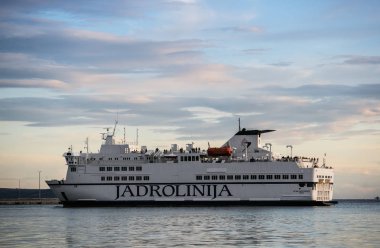 Hırvatistan'da gün batımında koltukta tekne