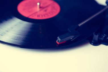 Vintage tablo oyuncu cihaz siyah vinil plak disk ile açmak. Retro ses cihazı kapatın