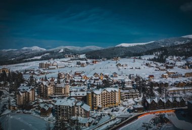 Bukovel, Ukrayna - 19 Mart, 2018: soğuk kış günü güzel doğada. Bukovel Kayak Park Karpat Dağları'nda. Güney Avrupa'nın aktif Turizm için popüler bir yer