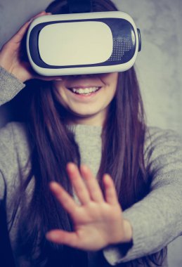 Mobil oyun uygulaması sanal gerçeklik kulaklık aygıtta oynayan genç kız. Mobil oyun modern Vr kutusu. Taşınabilir vr gözlük teknoloji oyuncular için. Artırılmış gerçeklik gadget Moblie oyunları oynamak için