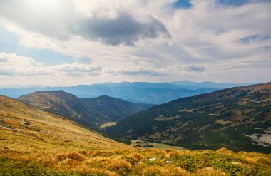 Güzel güneşli bir günde Karpat Dağları. Karpatlar doğal güzellik zevk. Sonbahar'da yürüyüş gitmek