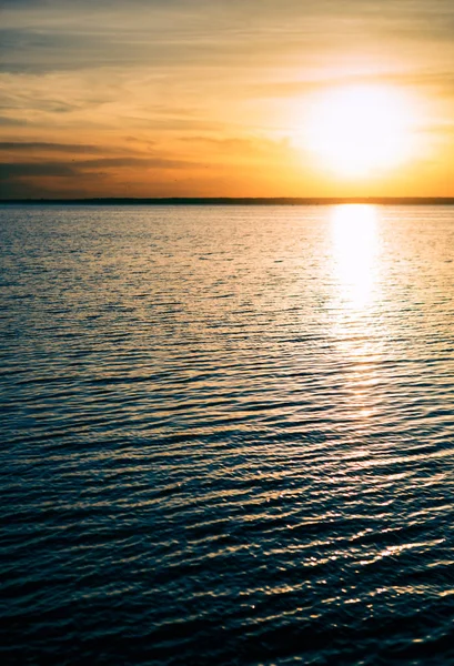 海辺の美しい夕暮れ 海の水の地平線に夕日が沈みます エキゾチックな夏の休暇の旅行先 — ストック写真