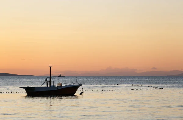 Perahu Nelayan Kecil Melayang Laut Adriatik Sunset Rent Kerajinan Air — Stok Foto