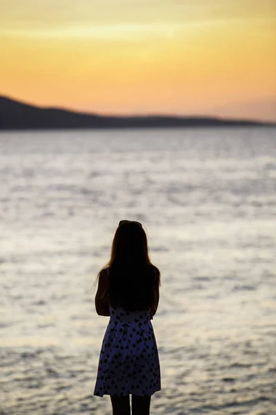 Sylwetka Młodej Dziewczyny Patrząc Morze Wody Światła Zachodu Młoda Turystka — Zdjęcie stockowe