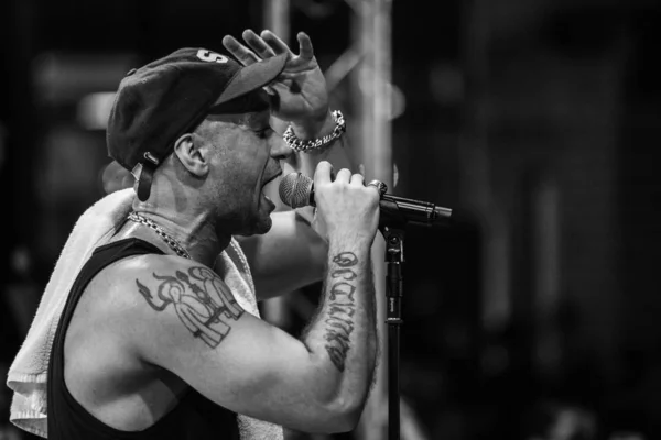Kiev Agosto 2018 Cantante Rap Ligalize Canta Microfono Sul Palco — Foto Stock