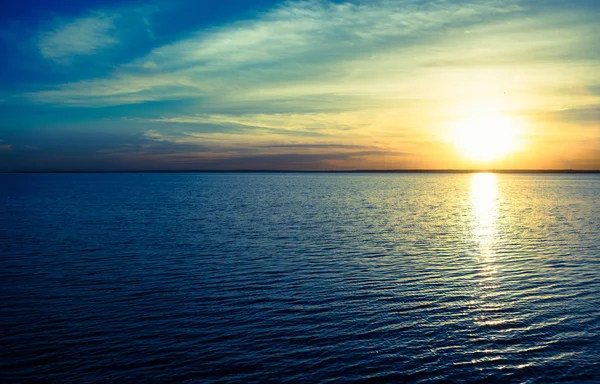 Pôr Sol Bonito Seaside Sun Vai Para Baixo Sobre Horizonte — Fotografia de Stock