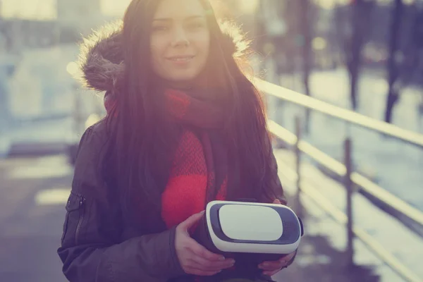 Ung Kvinna Promenad Utomhus Med Nya Virtual Reality Glasögon För — Stockfoto