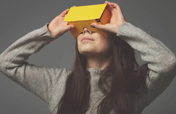 Chica Joven Jugando Aplicación Juego Móvil Dispositivo Auriculares Realidad Virtual —  Fotos de Stock