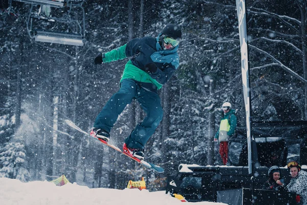 Bukoveľ Ukrajina Březen 2018 Snowboardová Soutěž Zimě Parku Mladí Sportovci — Stock fotografie