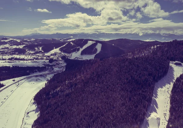 冬の寒い日にカルパティア山脈の空中ドローン風景写真 上から Carpathians Ski と雪のボード公園の自然の Europe Enjoy の美しさのアクティブな観光の旅行先 — ストック写真