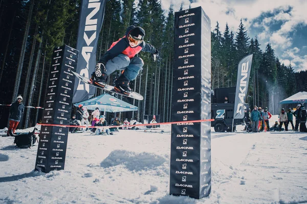 Bukovel Ukrajna Március 2018 Snowboard Verseny Téli Parkban Fiatal Sportolók — Stock Fotó