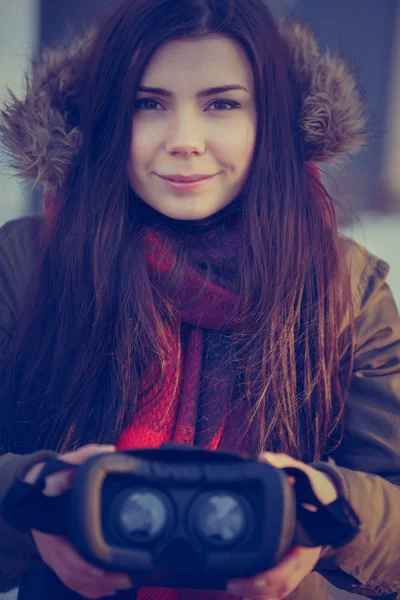 Jong Meisje Buiten Met Koele Moderne Bril Voor Mobiele Gaming — Stockfoto