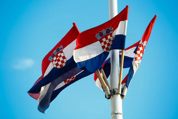 Nemzeti Zászló Horvátország Dalmácia Régió Magas Pole Ragyogó Kék Háttérben — Stock Fotó