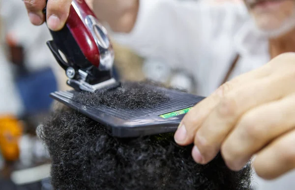 Barbeiro Profissional Aparar Cabelo Encaracolado Africano Com Ferramenta Clipper Studio — Fotografia de Stock