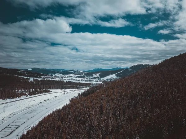 Güzel Hava Dron Manzara Fotoğraf Soğuk Karlı Gün Dağlarda Kışın — Stok fotoğraf
