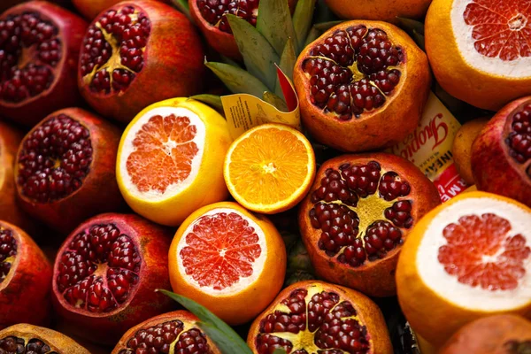 Sliced Ripe Fruits Street Food Store Cut Fresh Pomegranate Grapefruits — Stock Photo, Image