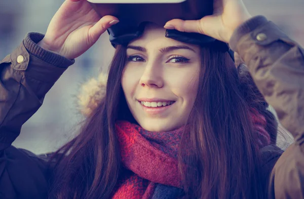 Mladá Dívka Hraje Moderní Virtuální Realita Brýle Pro Mobilní Herní — Stock fotografie