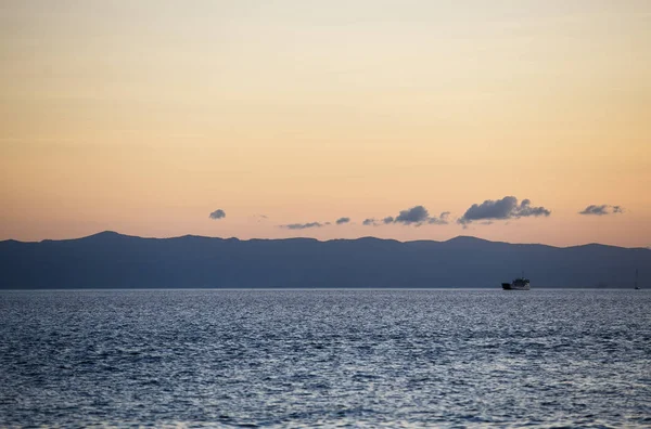 Wisata Besar Kapal Perjalanan Laut Sunset Take Perjalanan Pulau Eksotis — Stok Foto
