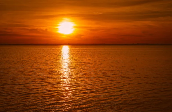 海辺に沈む夕日 鮮やかな色と良い夏の夜の天候 夏の休暇のための素晴らしい旅行先の海の絵 — ストック写真