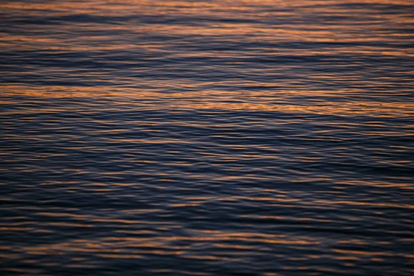 Vackra Gyllene Solnedgång Belysning Återspeglar Från Adriatiska Havet Bevattna Ytbehandlar — Stockfoto
