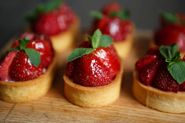 Deliciosos Bolinhos Biscoito Com Morangos Hortelã Comida Saborosa Sobremesa Italiana — Fotografia de Stock