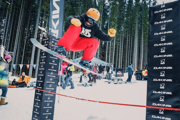 Bukovel Ucrania Marzo 2018 Concurso Snowboard Parque Invernal Jóvenes Atletas —  Fotos de Stock