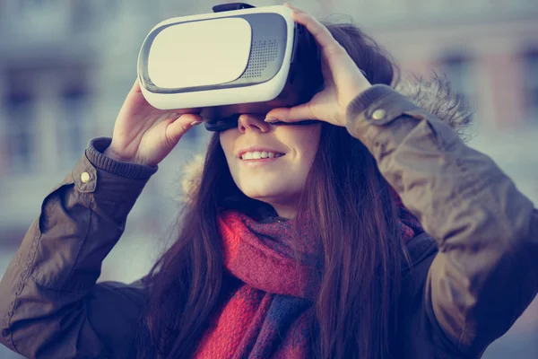 Chica Joven Usando Nuevas Gafas Realidad Aumentada Fresco Para Aplicaciones —  Fotos de Stock