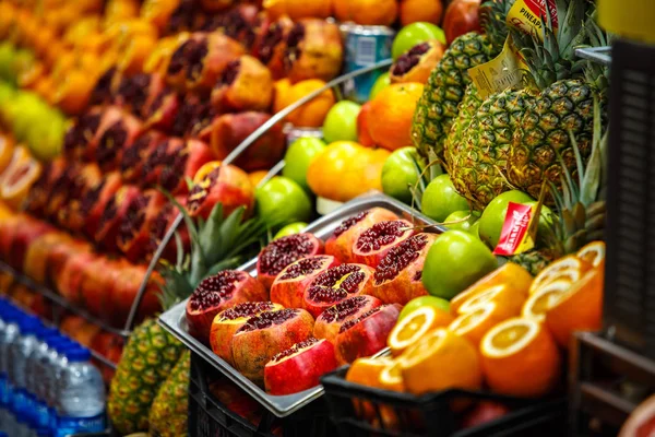Egzotyczne Dojrzałe Owoce Tureckim Rynku Spożywczym Pyszne Świeże Granaty Pomarańcze — Zdjęcie stockowe