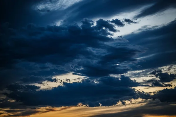Bellissime Nuvole Illuminazione Drammatica Sera Cielo Crepuscolo Croazia Luce Del — Foto Stock