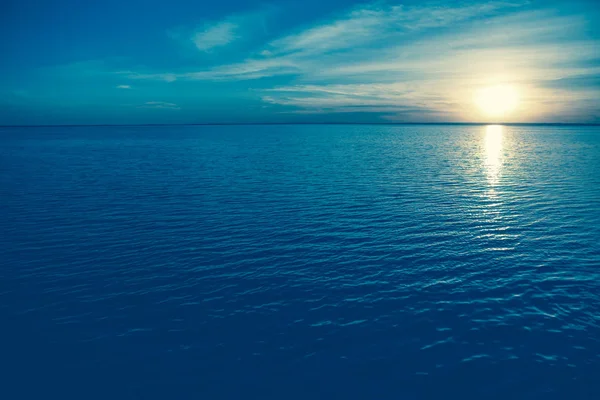 海海岸にエキゾチックな旅行先の海辺に沈む夕日 夏の夜の黄昏の照明の下で輝く水面 — ストック写真