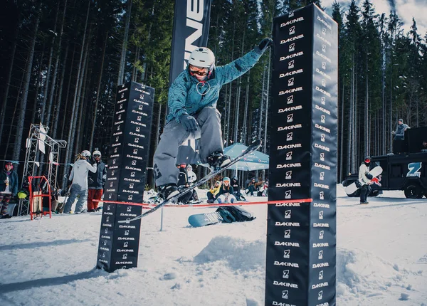 Bukoveľ Ukrajina Březen 2018 Snowboardová Soutěž Zimě Parku Mladí Sportovci — Stock fotografie