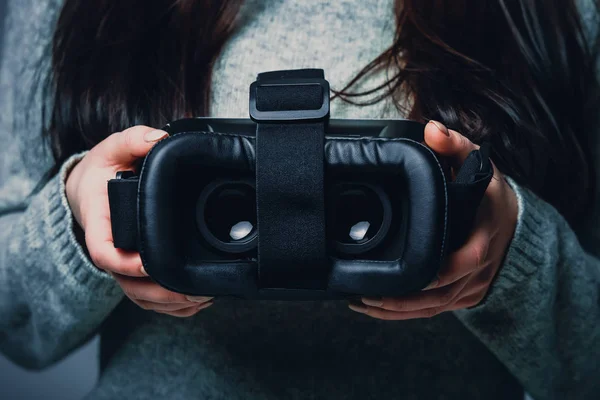 Girl Hold Gafas Realidad Virtual Moderna Para Aplicación Juegos Móviles — Foto de Stock