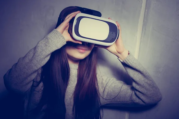 Chica Joven Jugando Aplicación Juego Móvil Dispositivo Auriculares Realidad Virtual —  Fotos de Stock