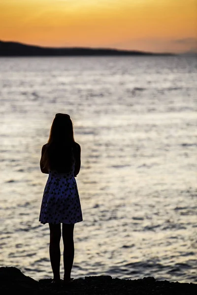 Sihouette Smal Ung Tjej Tittar Solnedgången Vid Havet Härligt Resa — Stockfoto