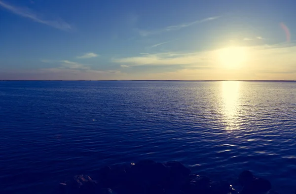 海辺の美しい夕暮れ 海の水の地平線に夕日が沈みます エキゾチックな夏の休暇の旅行先 — ストック写真