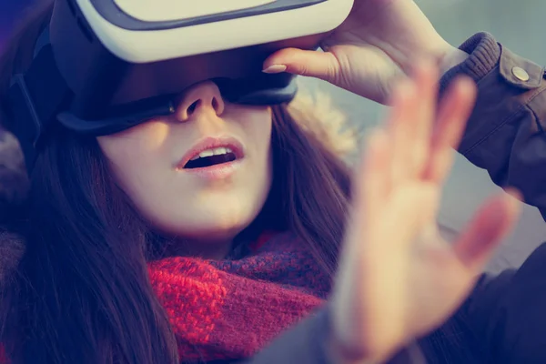 Chica Joven Disfrutar Jugando Con Nuevas Gafas Realidad Virtual Fresco —  Fotos de Stock