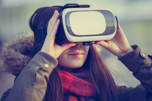 年轻女孩玩现代虚拟现实眼镜的手机游戏应用 使用创新的3D 耳机的移动应用程序 未来主义增强现实游戏玩家小工具 妇女戏剧在 头集合 — 图库照片