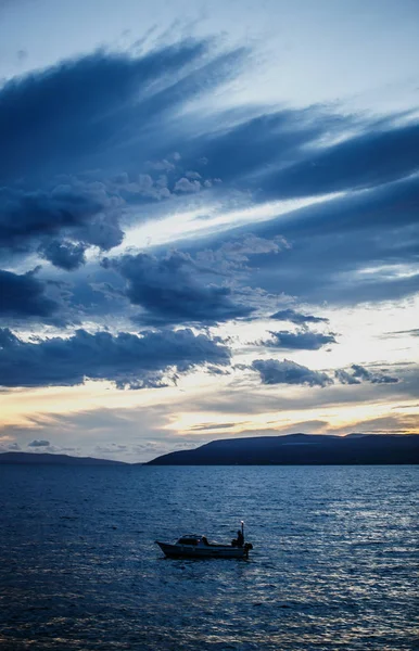 小型モーター ボートの夜海で漂流します 夏休み Croatia Rent ヨットと帆のアドリア海沿岸の美しい夕日の照明のクルーズです 劇的な空と垂直の背景 — ストック写真