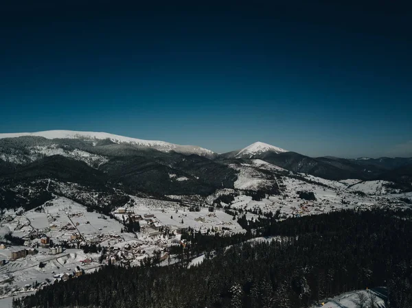 冬の寒い日にカルパティア山脈の美しい空中ドローン風景のショット 南ヨーロッパのアクティブな観光の Carpahtians Travel 先の雪 — ストック写真