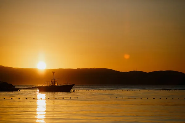 Perahu Motor Kecil Mengapung Permukaan Air Adriatic Sea Beautiful Sunset — Stok Foto