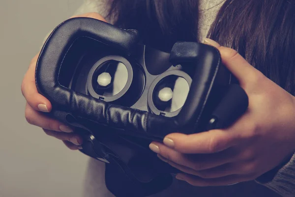 Chica Utilizar Gafas Realidad Virtual Moderna Para Aplicación Juegos Móviles — Foto de Stock