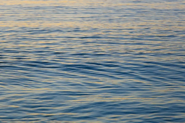 Piękny Zachód Słońca Wodzie Oceanu Światło Słoneczne Odbija Się Morzu — Zdjęcie stockowe