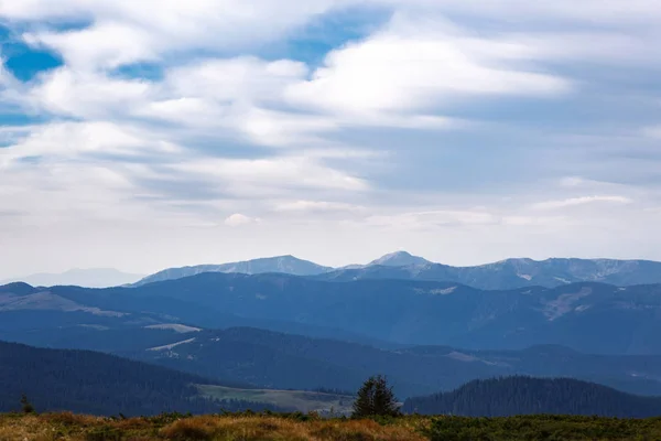 Belles Montagnes Des Carpates Sous Ciel Bleu Nuageux Bonne Journée — Photo