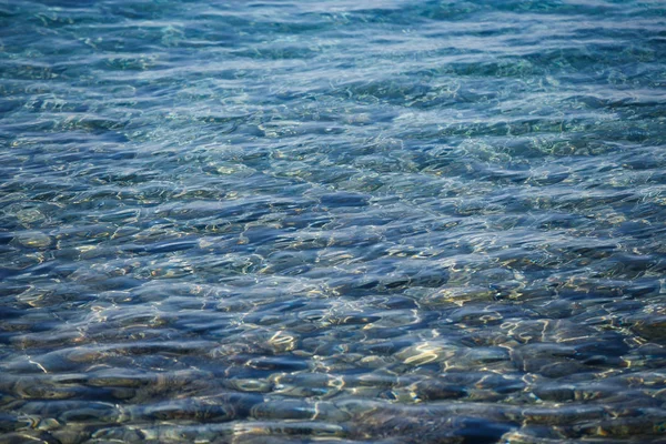 美しい透明アドリア海は クロアチアの熱帯太陽の下で輝いています 夏の休暇のツアーのための旅行先 クリスタルクリア水でダイブ ダイビングやシュノーケリングのための良い場所 — ストック写真