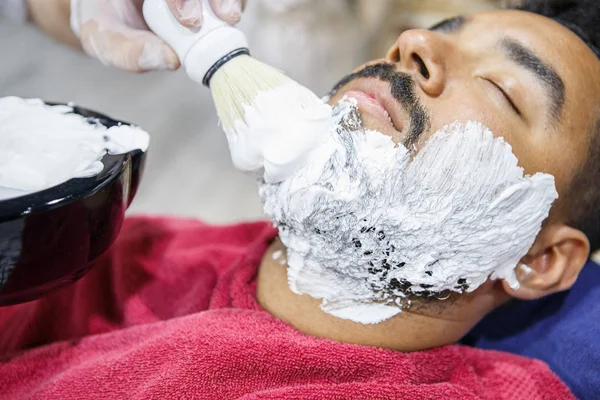 Barber Écarte Mousse Raser Blanche Sur Visage Des Clients Pour — Photo